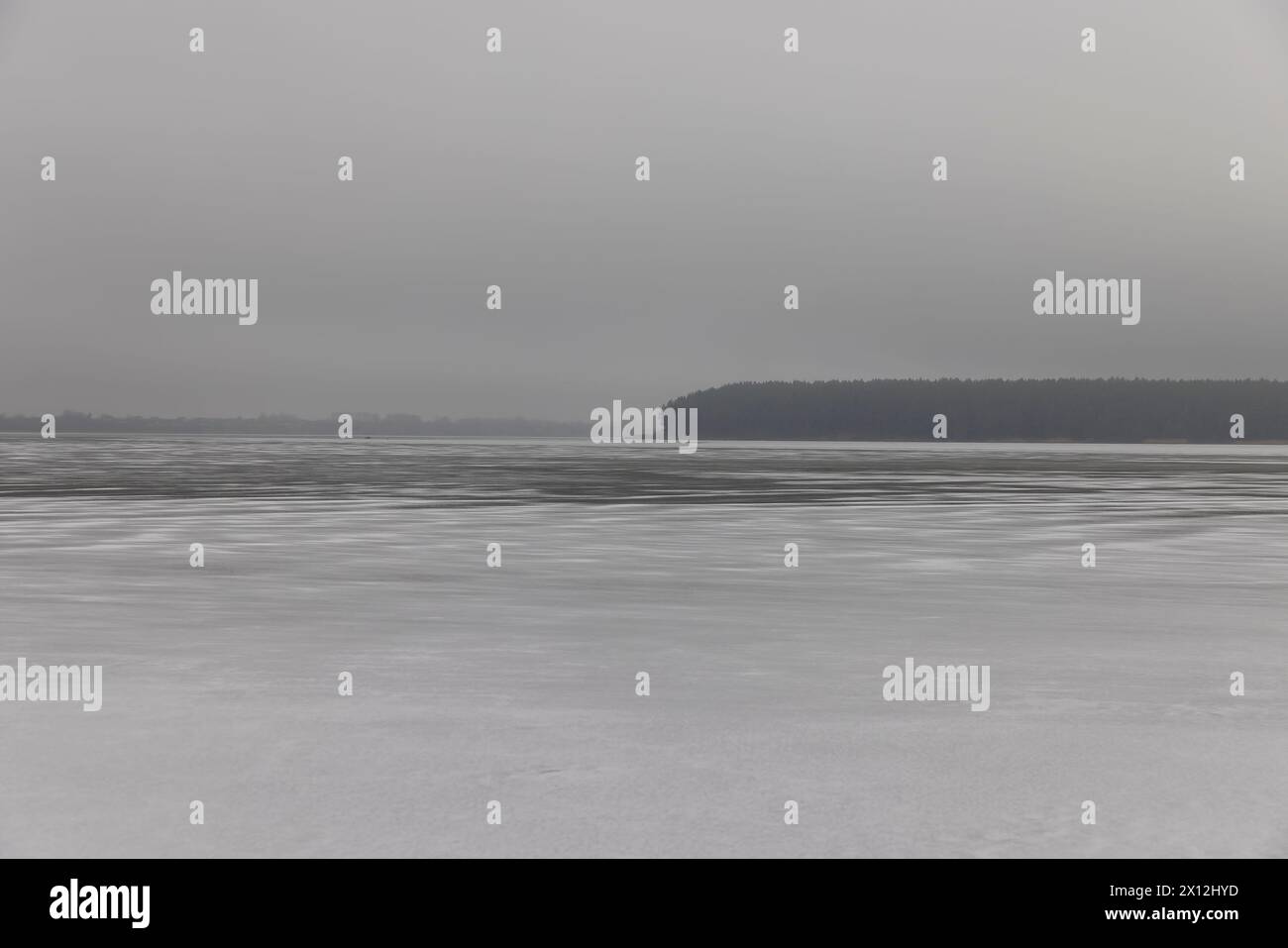 lac gelé en hiver par temps nuageux, glace sur le lac pendant les gelées Banque D'Images