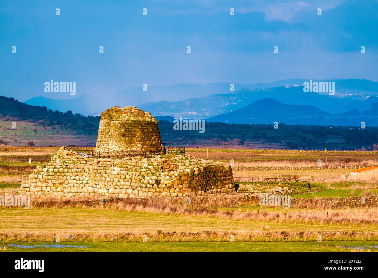 Ruines antiques du Nuraghe de Santu Antine, un patrimoine de l'époque néolithique en sardaigne Banque D'Images