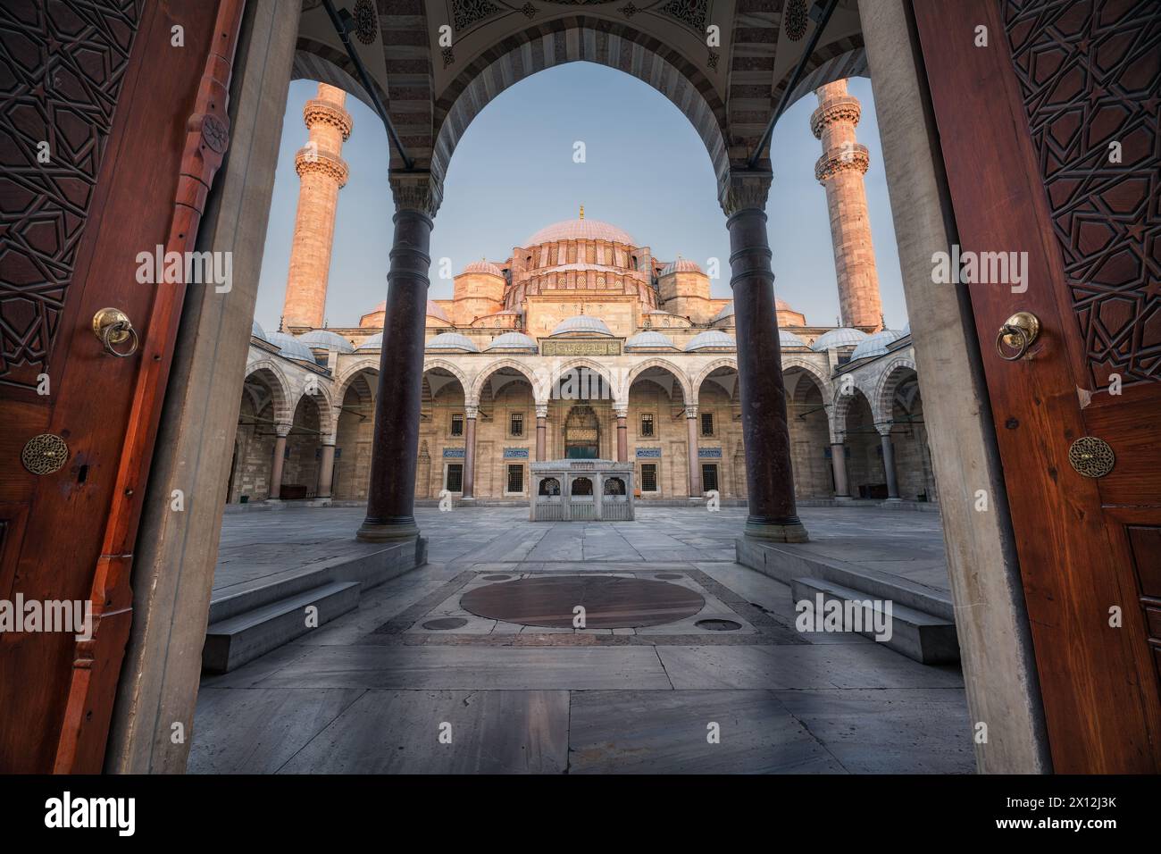 Mosquée Suleymaniye, Istanbul - vue sur le coucher du soleil depuis l'entrée de la cour Banque D'Images