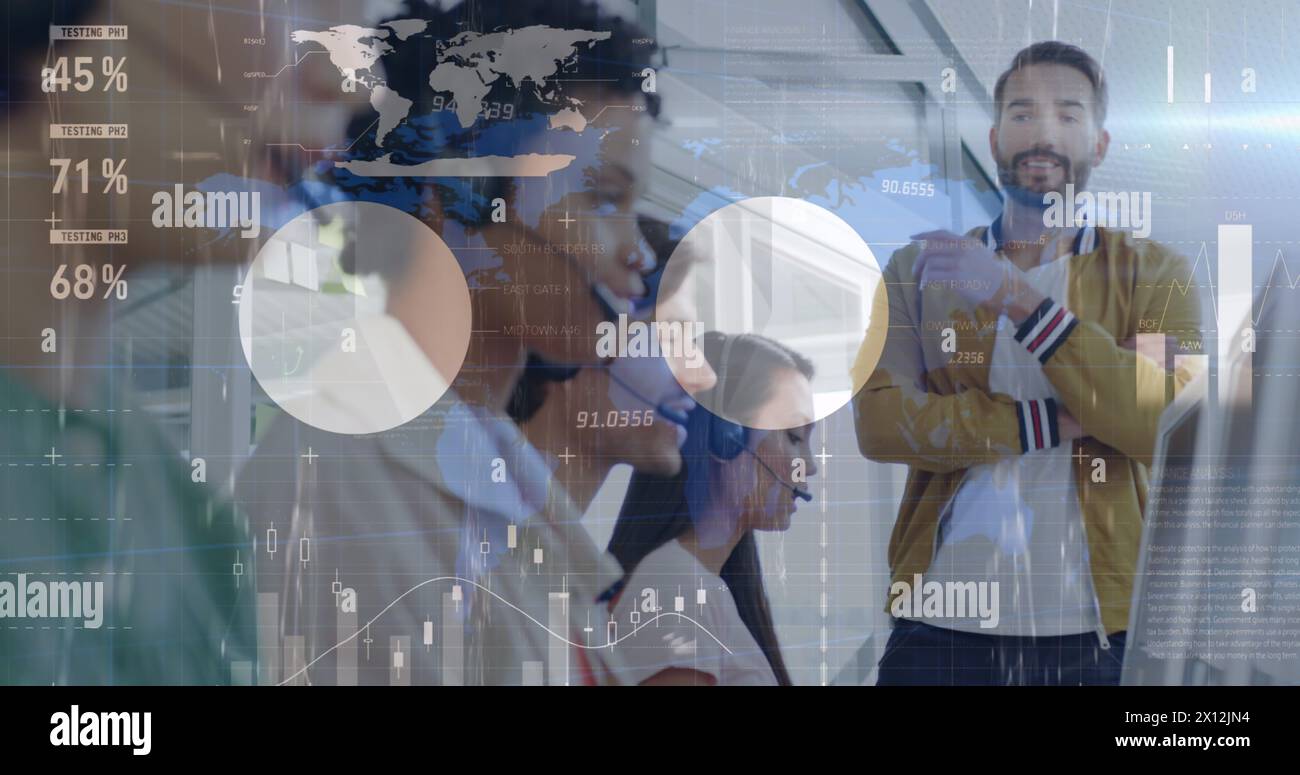 Image de l'interface infographique sur un homme caucasien regardant son partenaire au bureau Banque D'Images