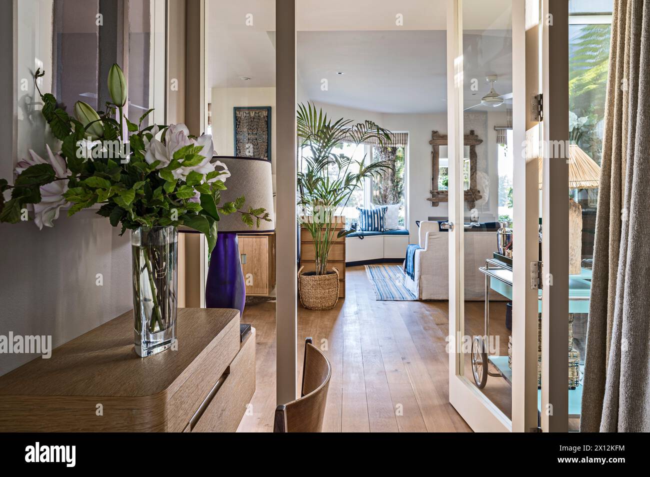 Vue à travers la porte dans le centre commercial Chiswick Mall, Thames Waterside Residence, Londres, Royaume-Uni Banque D'Images