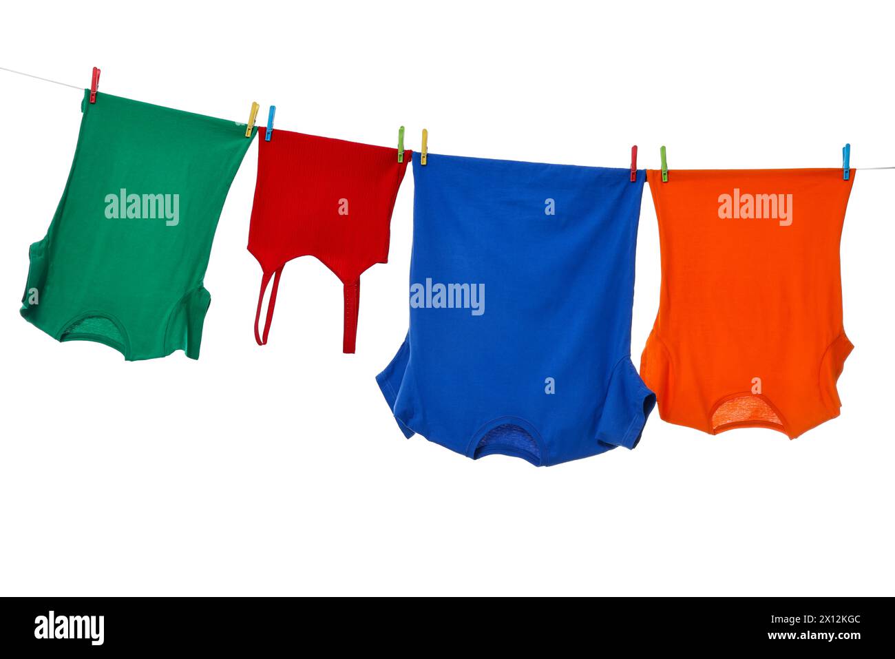 Différents vêtements sèchent sur une ligne de linge sur fond blanc Banque D'Images