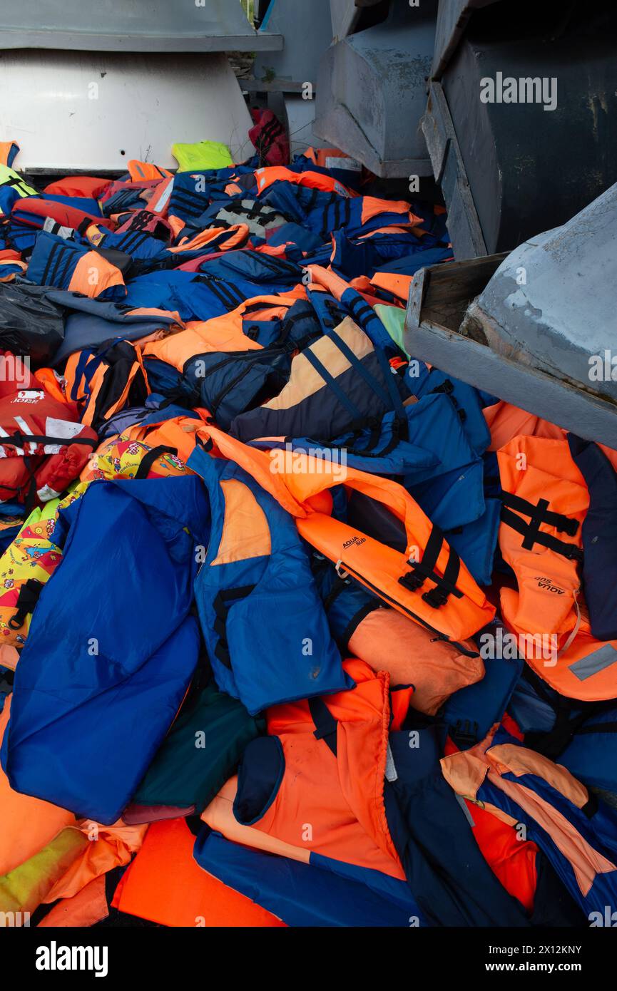 Bateaux, avec gilets de sauvetage, récupérés de la périlleuse traversée méditerranéenne vers Lampedusa par les garde-côtes italiens et l'armée, maintenant stockés en Sicile. Banque D'Images