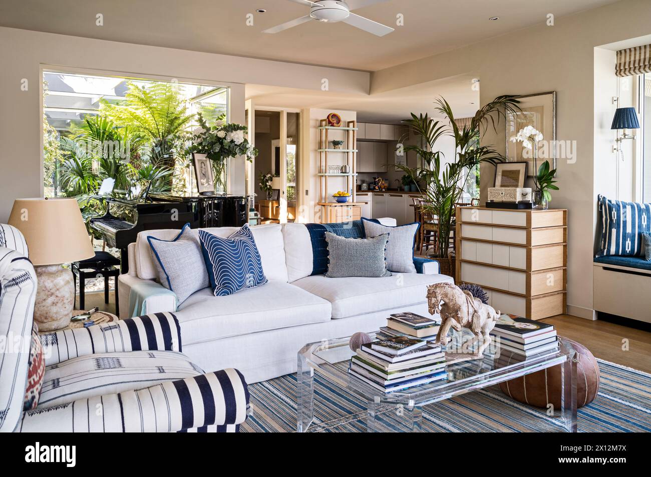 Canapé blanc avec table basse et palmier dans Chiswick Mall, résidence Thames Waterside, Londres, Royaume-Uni Banque D'Images