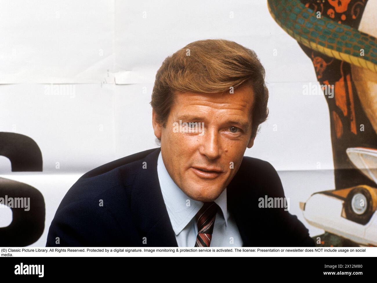 Sir Roger Moore , 1927-2017 lors d'un événement médiatique en lien avec la première suédoise du long métrage Live and let die. Roger Moore est connu pour son rôle d'agent James Bond, jouant le personnage dans sept longs métrages. Octobre 1973 Banque D'Images