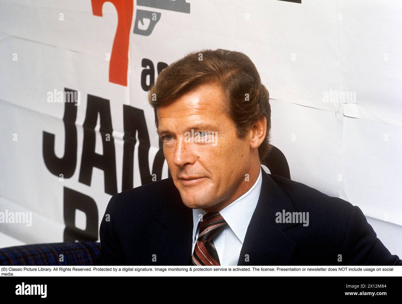 Sir Roger Moore , 1927-2017 lors d'un événement médiatique en lien avec la première suédoise du long métrage Live and let die. Roger Moore est connu pour son rôle d'agent James Bond, jouant le personnage dans sept longs métrages. Octobre 1973 Banque D'Images
