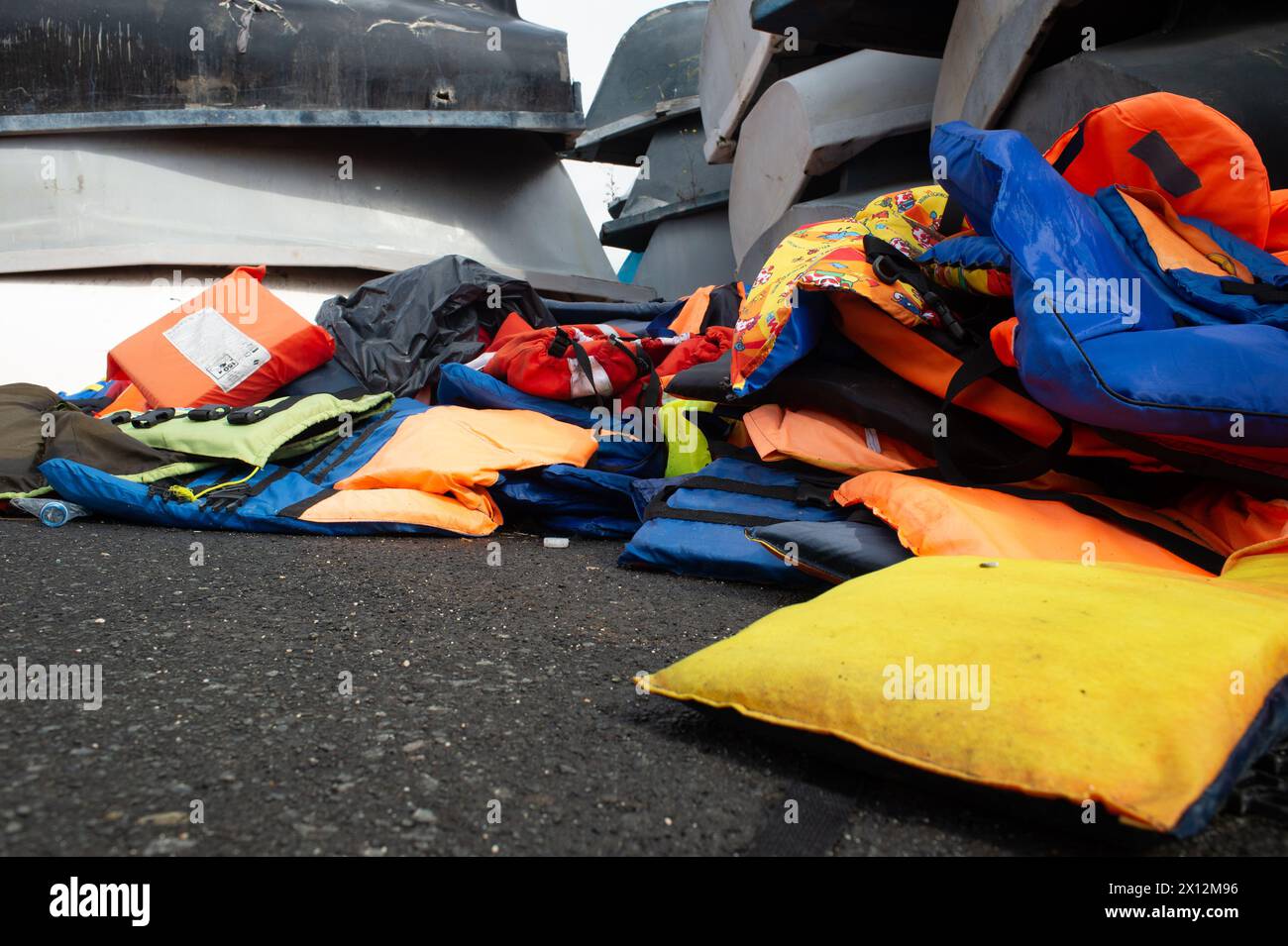 Bateaux, avec gilets de sauvetage, récupérés de la périlleuse traversée méditerranéenne vers Lampedusa par les garde-côtes italiens et l'armée, maintenant stockés en Sicile. Banque D'Images