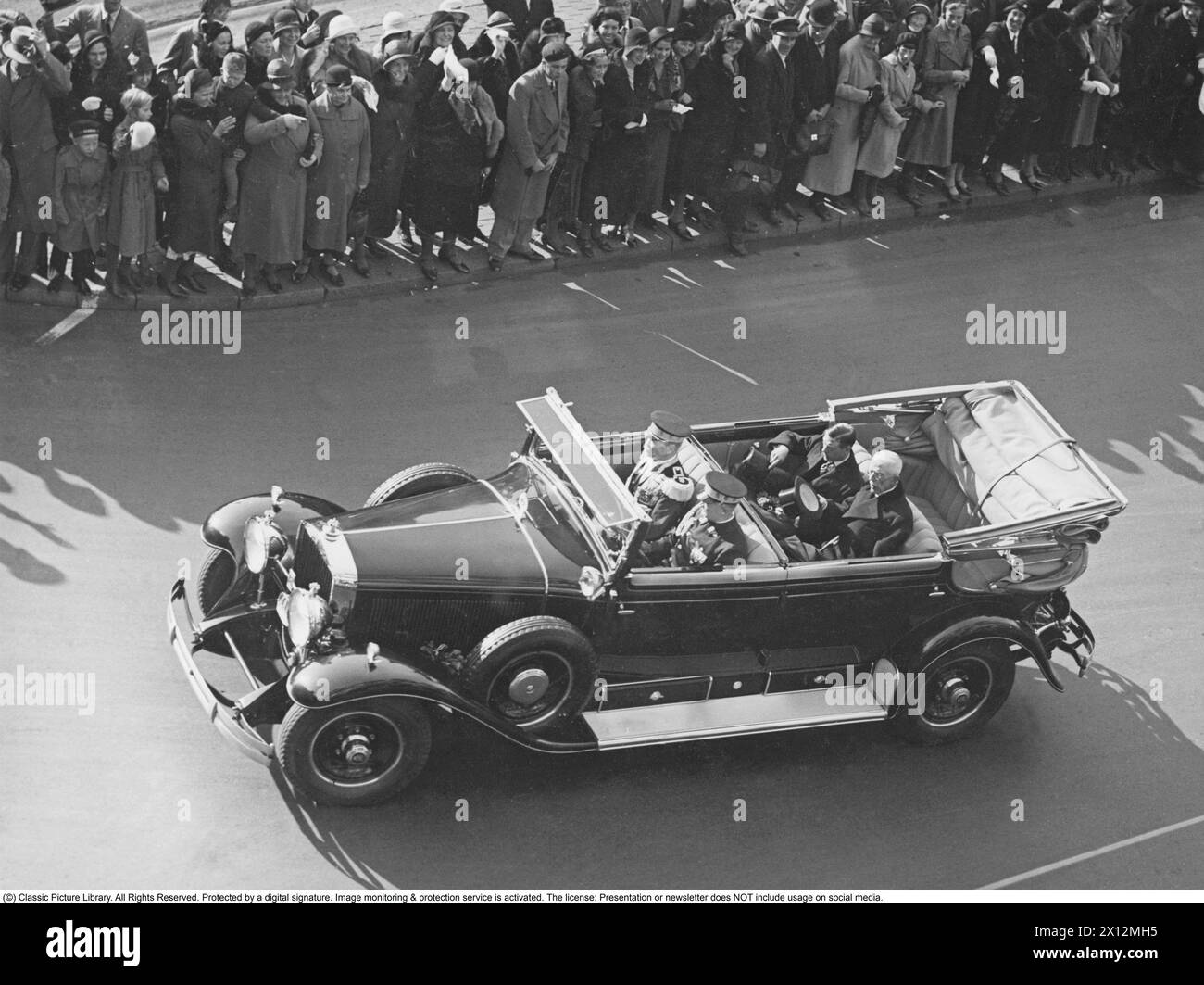 Édouard VIII de Grande-Bretagne, 1894-1972, roi de Grande-Bretagne entre le 20 janvier et le 11 décembre 1936, date à laquelle il abdique et renonce à la couronne. La raison de l'abdication était son désir d'épouser l'américain Wallis Simpson deux fois divorcé, que les politiciens anglais et l'église de l'époque considéraient immoral. Ici avec le roi Gustave V de Suède dans une voiture ouverte en lien avec la visite du prince en Suède le 4 octobre 1932. La Cadillac royale. La décoration en forme de petites couronnes sur le capot, sur les lumières et sur la grille. Une Cadillac V8 immatriculée A22 construite par c Banque D'Images