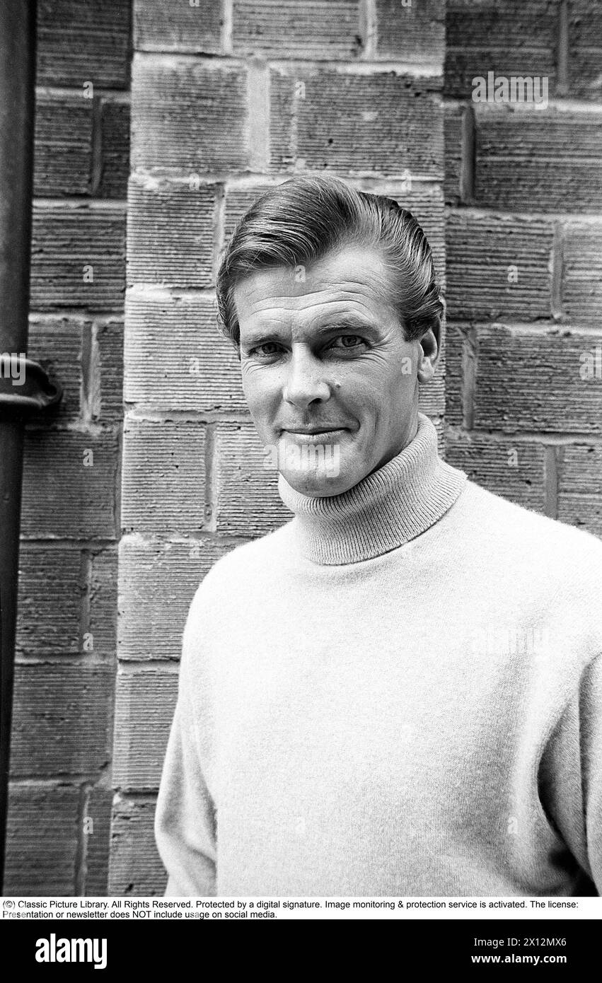 Sir Roger Moore , 1927-2017 pendant le tournage de la série télévisée The Saint 1966. Roger Moore est connu pour son rôle d'agent James Bond, jouant le personnage dans sept longs métrages. Banque D'Images