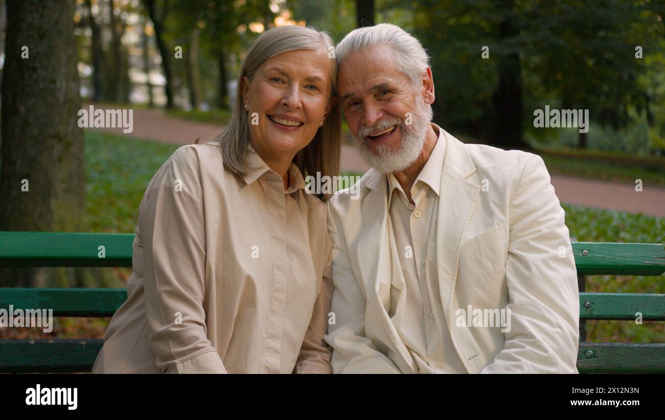 Portrait mignon romantique heureux famille senior souriant caucasien vieux couple homme femme câlin parler discuter regarder la caméra se reposer détente Banque D'Images