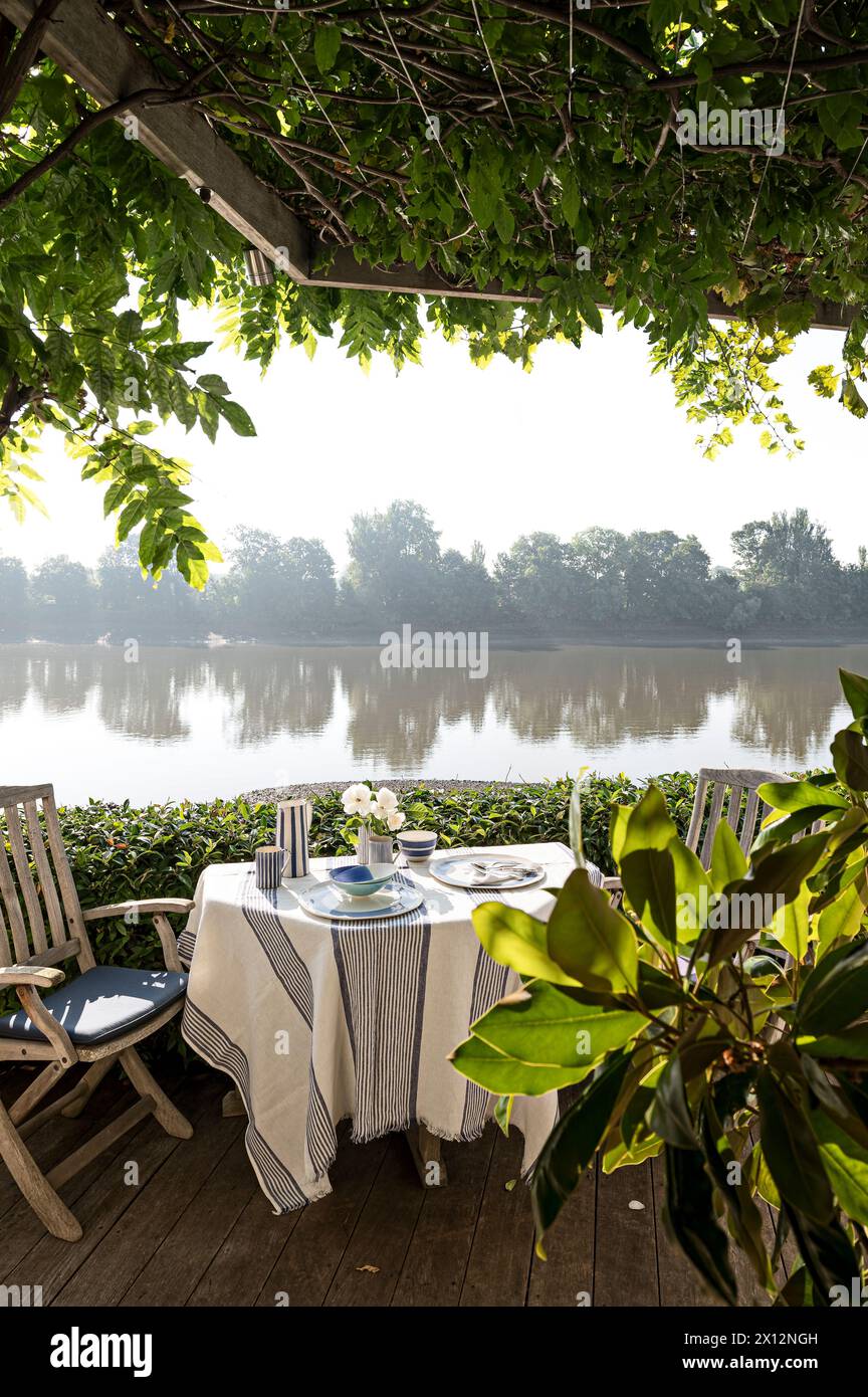 Terrasse ombragée pour le petit déjeuner dans le centre commercial Chiswick Mall sur les rives de la Tamise, Londres, Royaume-Uni Banque D'Images