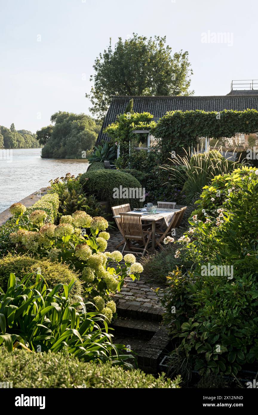 Terrasse de jardin dans Chiswick Mall sur les rives de la Tamise, Londres, Royaume-Uni Banque D'Images