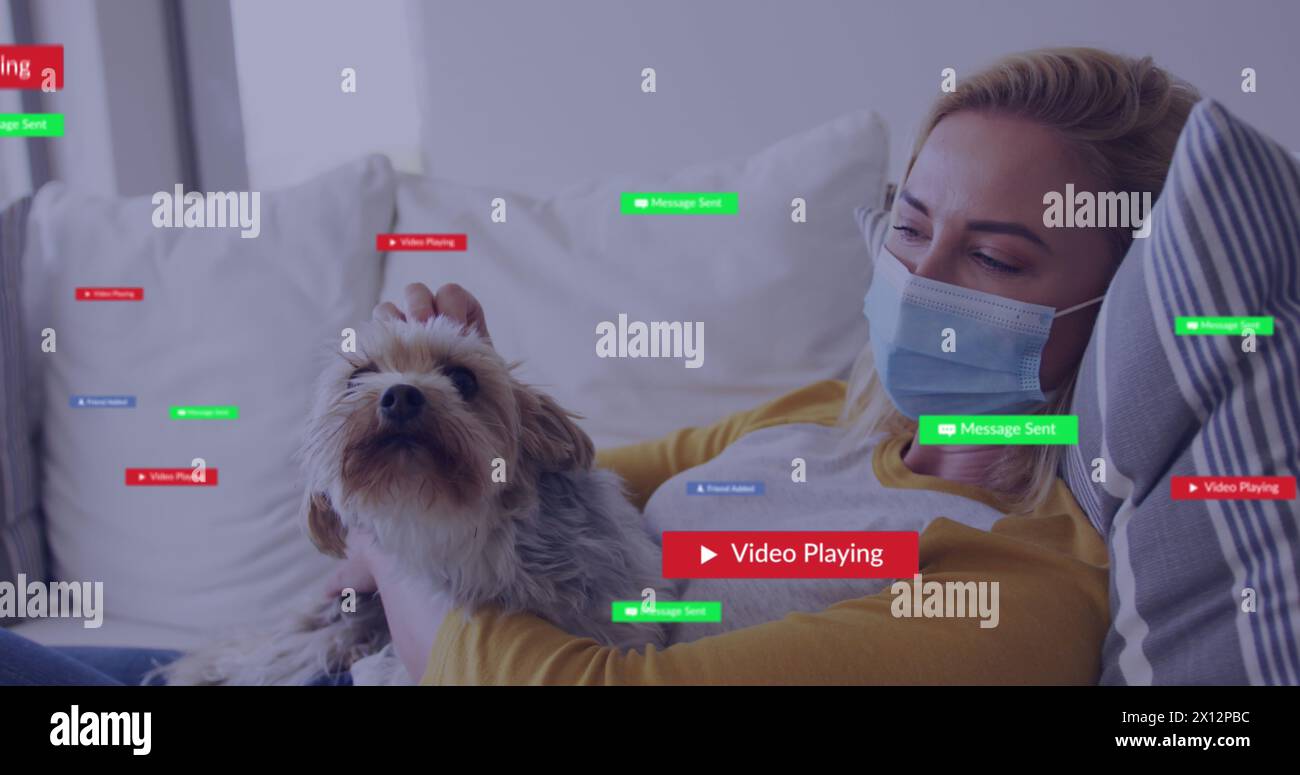 Image d'icônes de médias sur la femme caucasienne avec masque facial chien caressant Banque D'Images