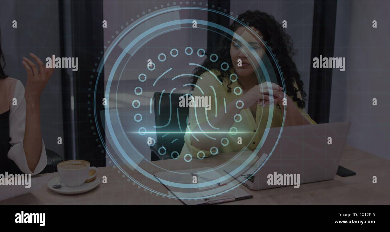 Image de texte de cybersécurité, icône d'empreinte digitale, femme diverse discutant avec un collègue en réunion Banque D'Images