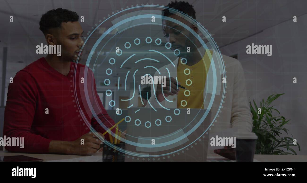 Image de texte de cybersécurité, icône d'empreinte digitale, divers collègues discutant sur un ordinateur portable au bureau Banque D'Images