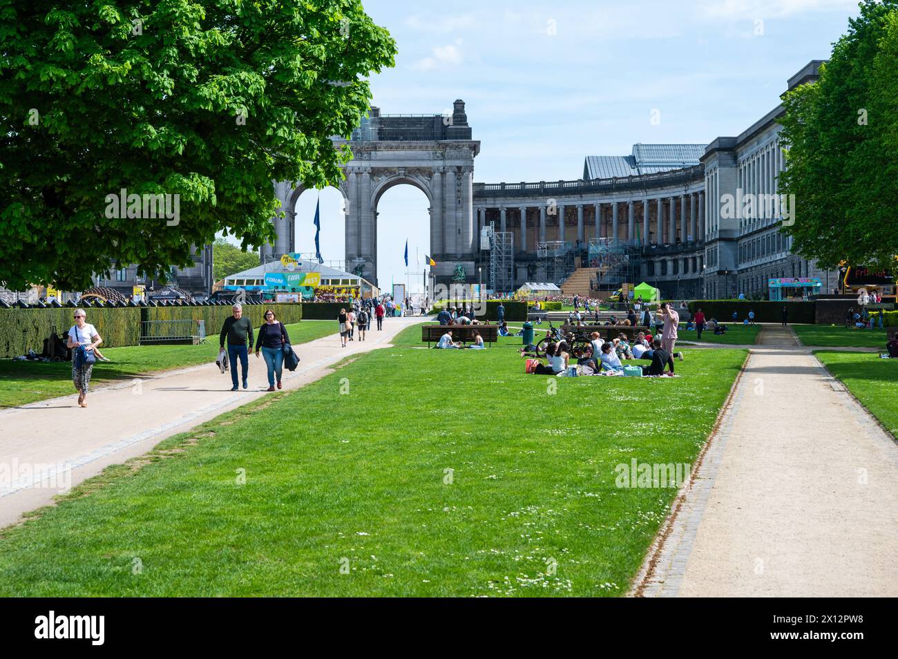 Etterbeek, Bruxelles, Belgique - 13 avril 2024 - pelouses vertes et arches de triomphe du parc municipal du cinquantenaire Banque D'Images