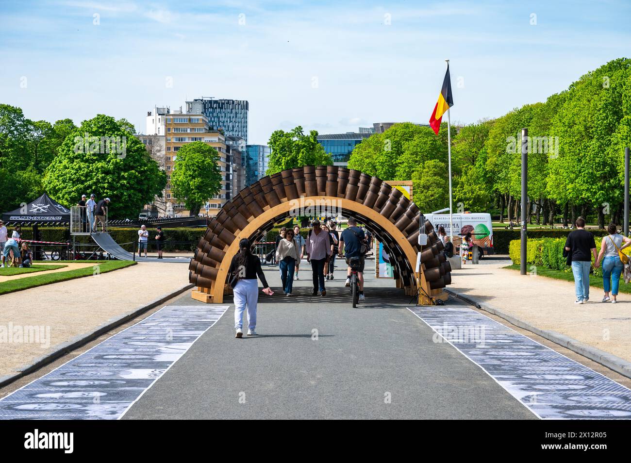 Etterbeek, Bruxelles, Belgique - 13 avril 2024 - installation artistique du Forum Fair Fest au parc municipal du Cinquentenaire Banque D'Images