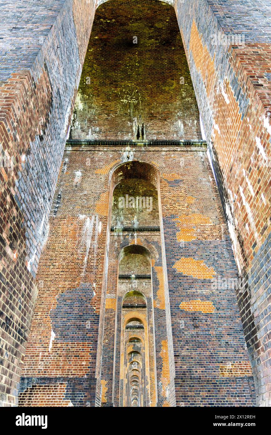 Voûte voûtée soutenant les piliers en briques du viaduc de la vallée de l'Ouse du XIXe siècle près de Balcombe, West Sussex, Angleterre Banque D'Images