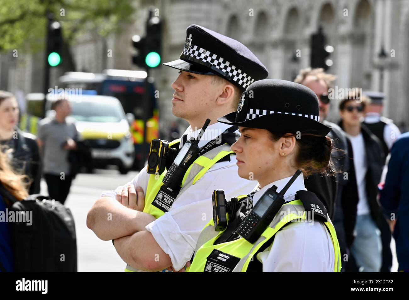Officiers de police. Manifestants d'extrême droite. Liberté pour la Palestine Marche et rassemblement, Westminster, Londres, Royaume-Uni Banque D'Images