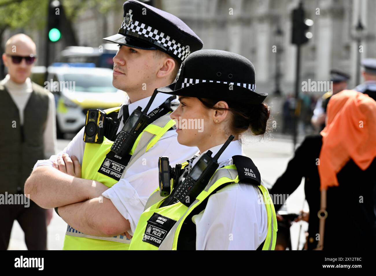 Officiers de police. Manifestants d'extrême droite. Liberté pour la Palestine Marche et rassemblement, Westminster, Londres, Royaume-Uni Banque D'Images