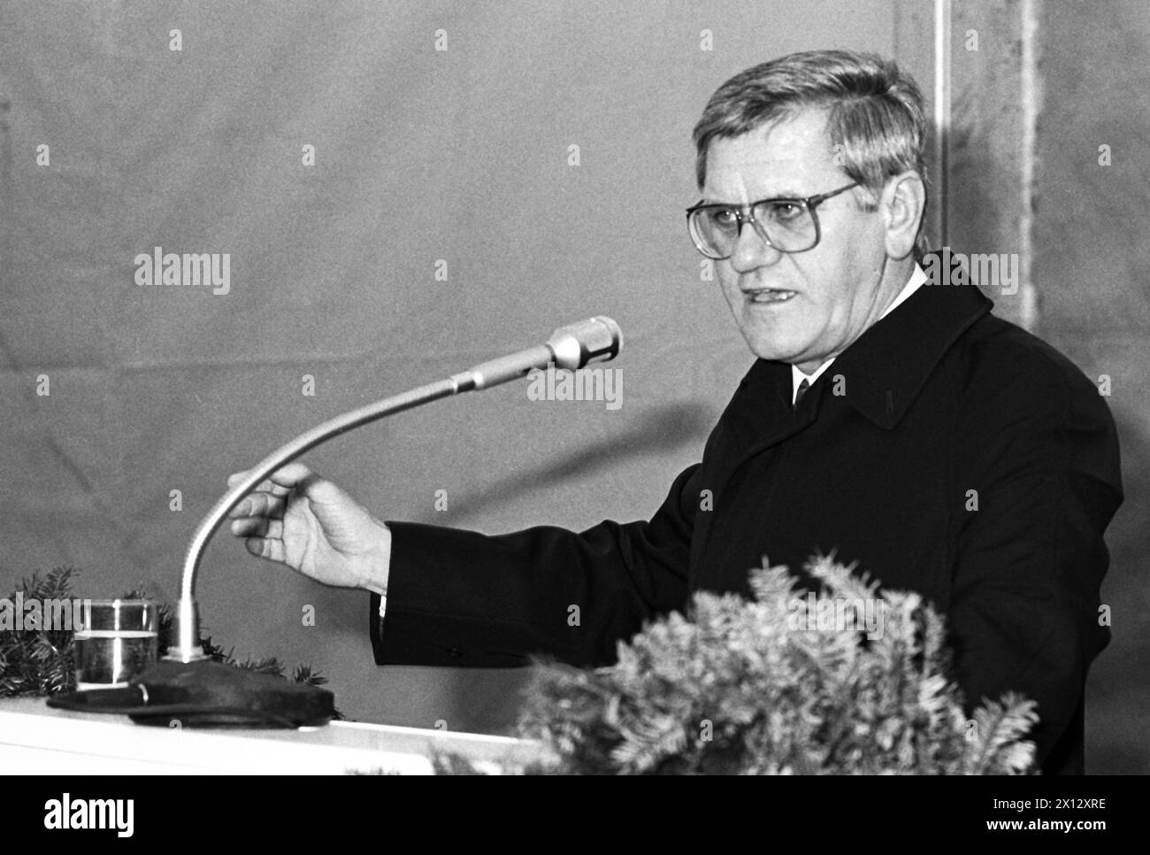 En présence du ministre fédéral de l'intérieur, Karl Blecha, et du ministre fédéral du bâtiment et de la technologie, Dr Heinrich Uebleis (à droite), la pose de la première pierre du bâtiment du Bureau fédéral "Liechtenwerderplatz" a eu lieu le 2 avril 1986. La période de construction approx. au cours des 3 dernières années, les coûts seront d'environ 1,2 milliards de Schillings. - 19860402 PD0005 - Rechteinfo : droits gérés (RM) Banque D'Images