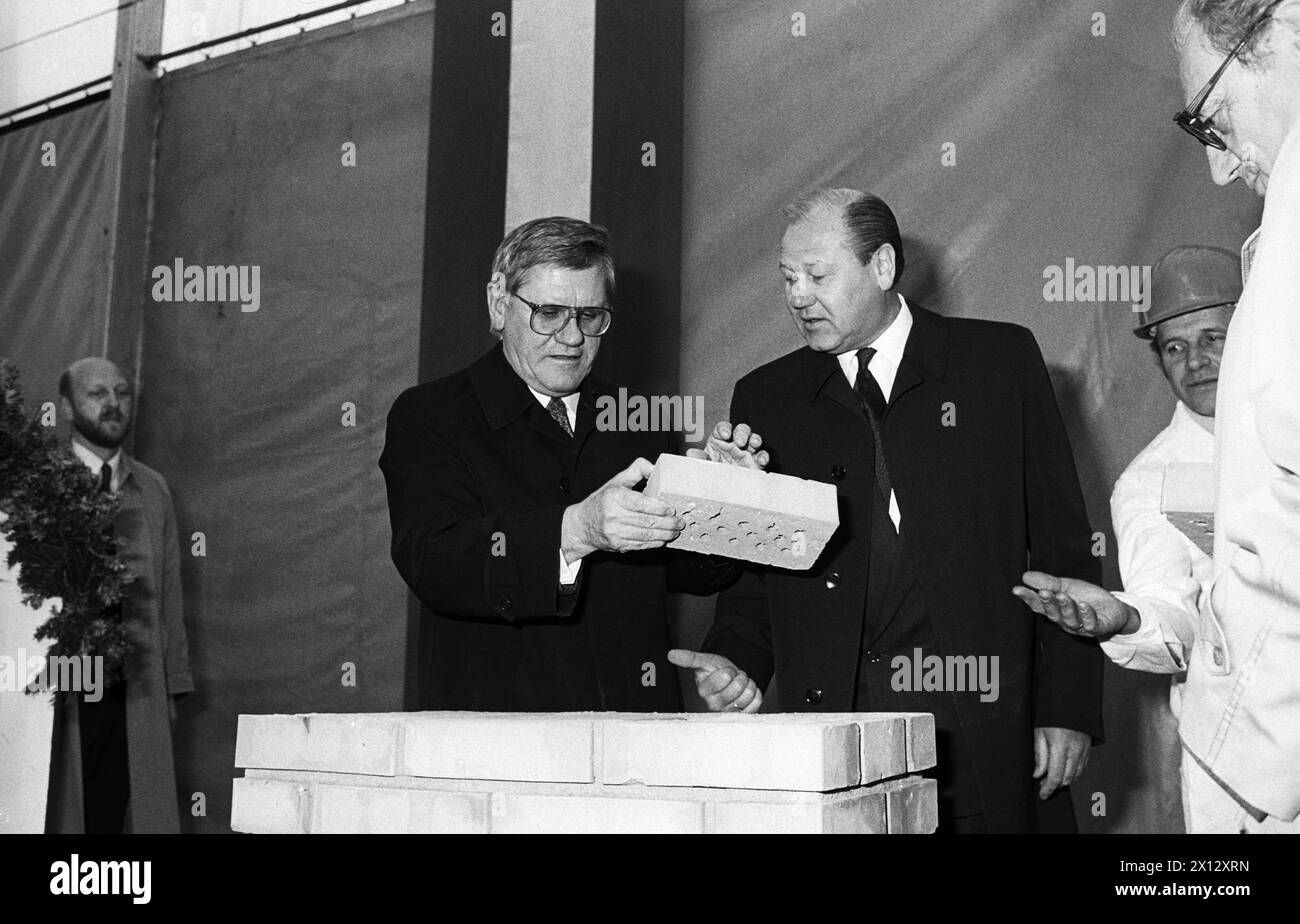 En présence du ministre fédéral de l'intérieur, Karl Blecha, et du ministre fédéral du bâtiment et de la technologie, Dr Heinrich Uebleis (à droite), la pose de la première pierre du bâtiment du Bureau fédéral "Liechtenwerderplatz" a eu lieu le 2 avril 1986. La période de construction approx. au cours des 3 dernières années, les coûts seront d'environ 1,2 milliards de Schillings. - 19860402 PD0006 - Rechteinfo : droits gérés (RM) Banque D'Images