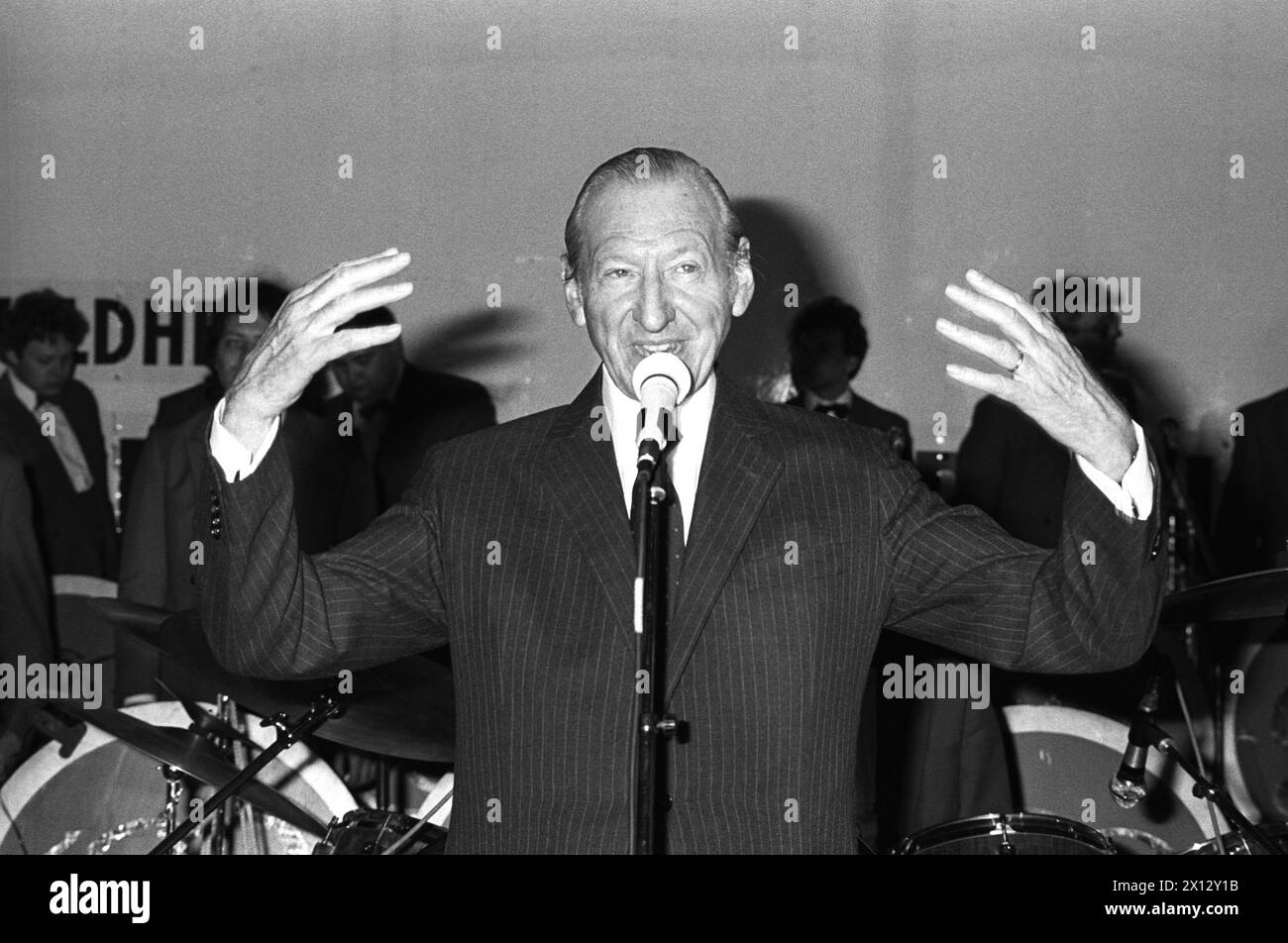 Vienne, 04.05.1986, 13. Élections présidentielles autrichiennes 1986. Waldheim a manqué la victoire électorale de seulement 0,5% mais il a été le vrai vainqueur : le Dr Kurt Waldheim a fait signe devant une grande foule qui a le chapeau d'aller à un second tour en votant le 8 juin. - 19860504 PD0013 - Rechteinfo : droits gérés (RM) Banque D'Images