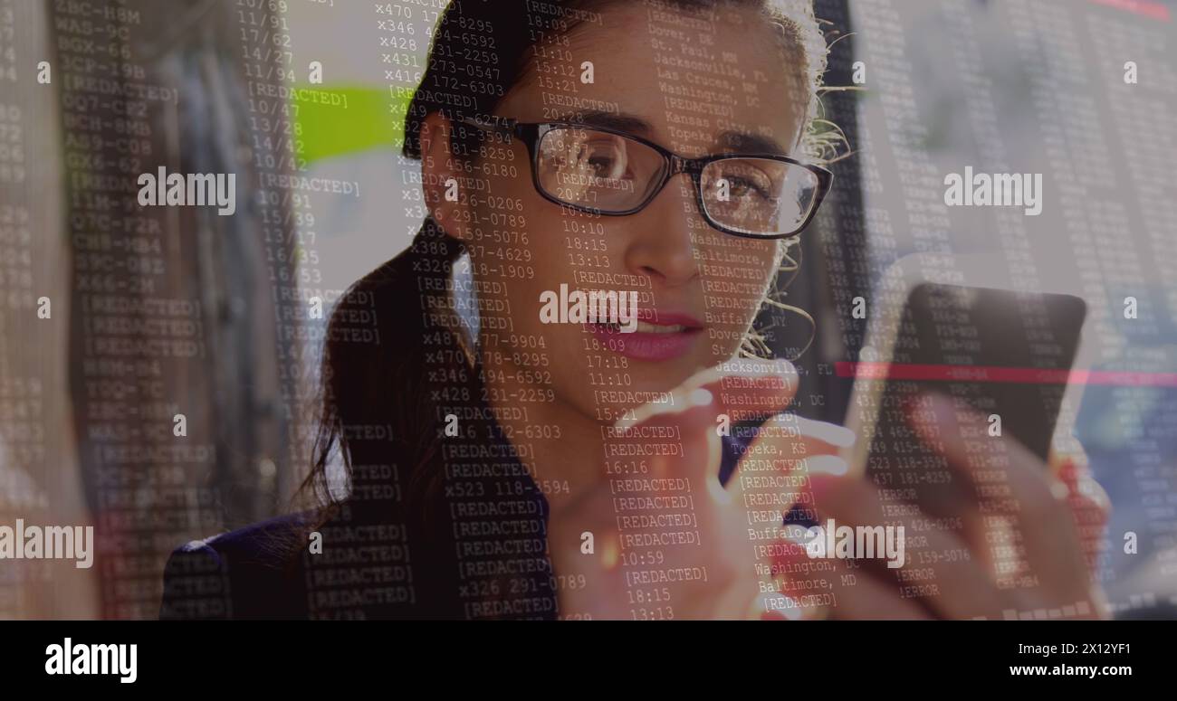 Image de l'interface numérique sur les femmes biraciales utilisant un smartphone Banque D'Images