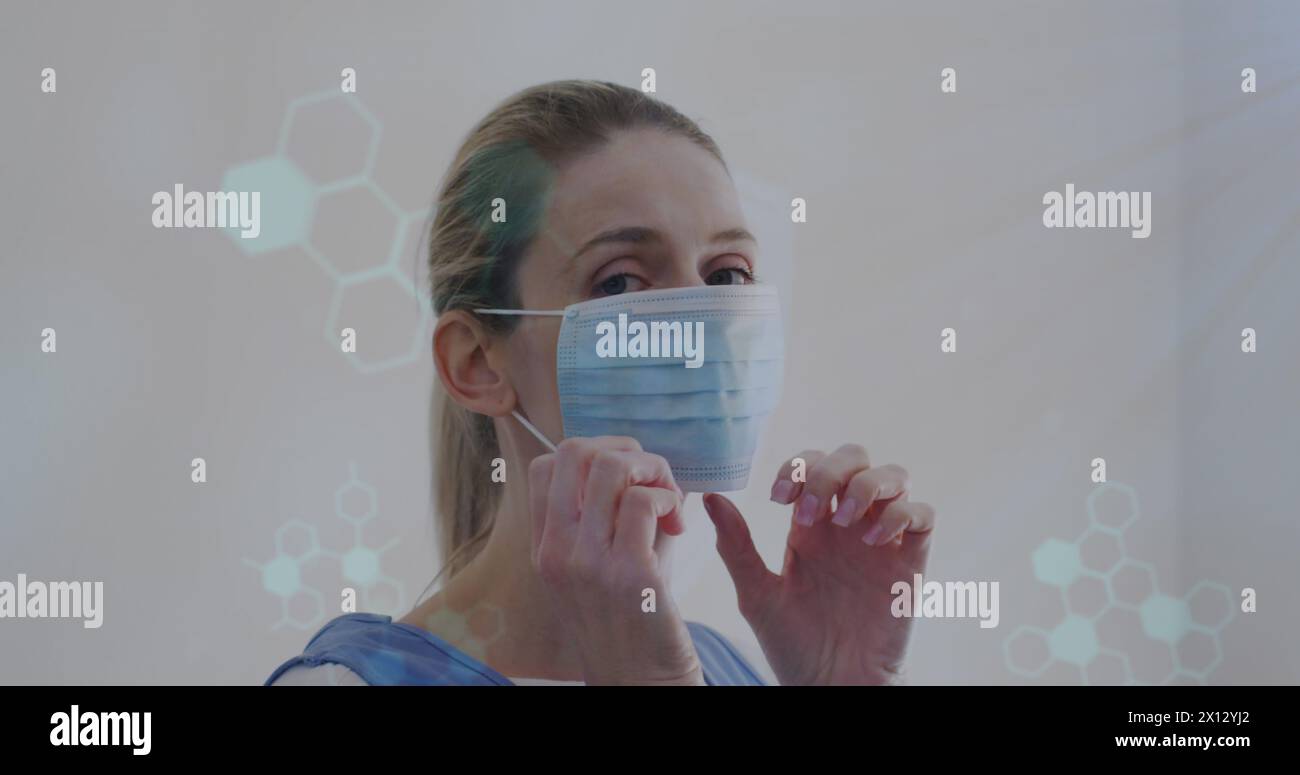 Image de traitement de données sur une femme caucasienne avec masque facial Banque D'Images