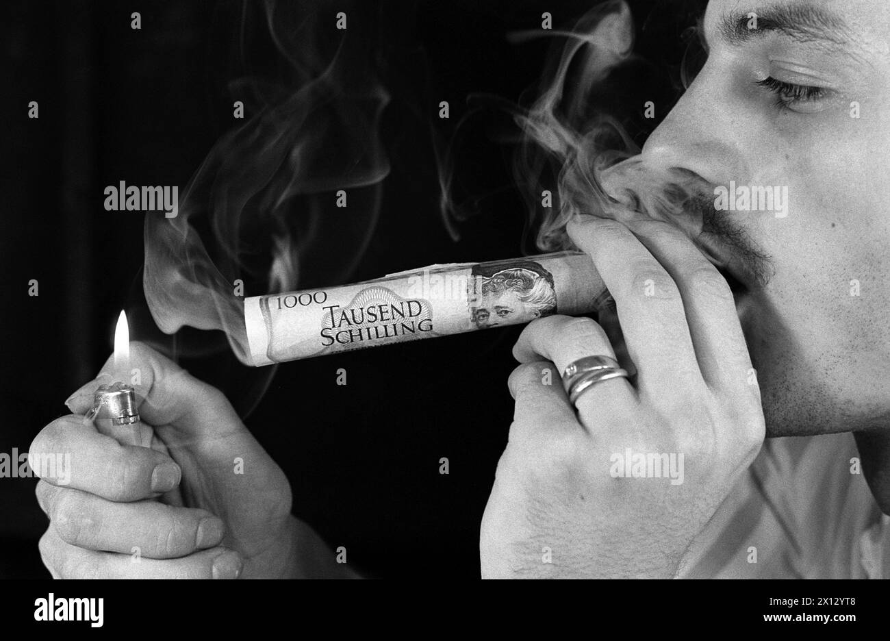 La fin du projet de loi Schilling de 1000 avec la tête de la lauréate du prix Nobel Bertha von Suttner. Sur la photo : un homme fume une facture, capturée le 31 juillet 1986. - 19860731 PD0003 - Rechteinfo : droits gérés (RM) Banque D'Images