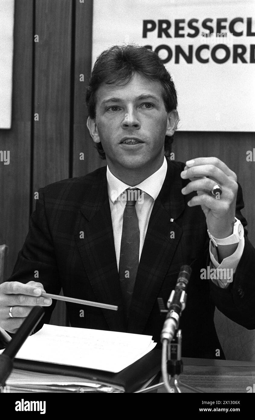 Joerg Haider, Président fédéral du FPOE lors d'une conférence de presse à Vienne le 26 septembre 1986. Il a annoncé qu'il préférerait l'opposition à son parti. - 19860926 PD0010 - Rechteinfo : droits gérés (RM) Banque D'Images