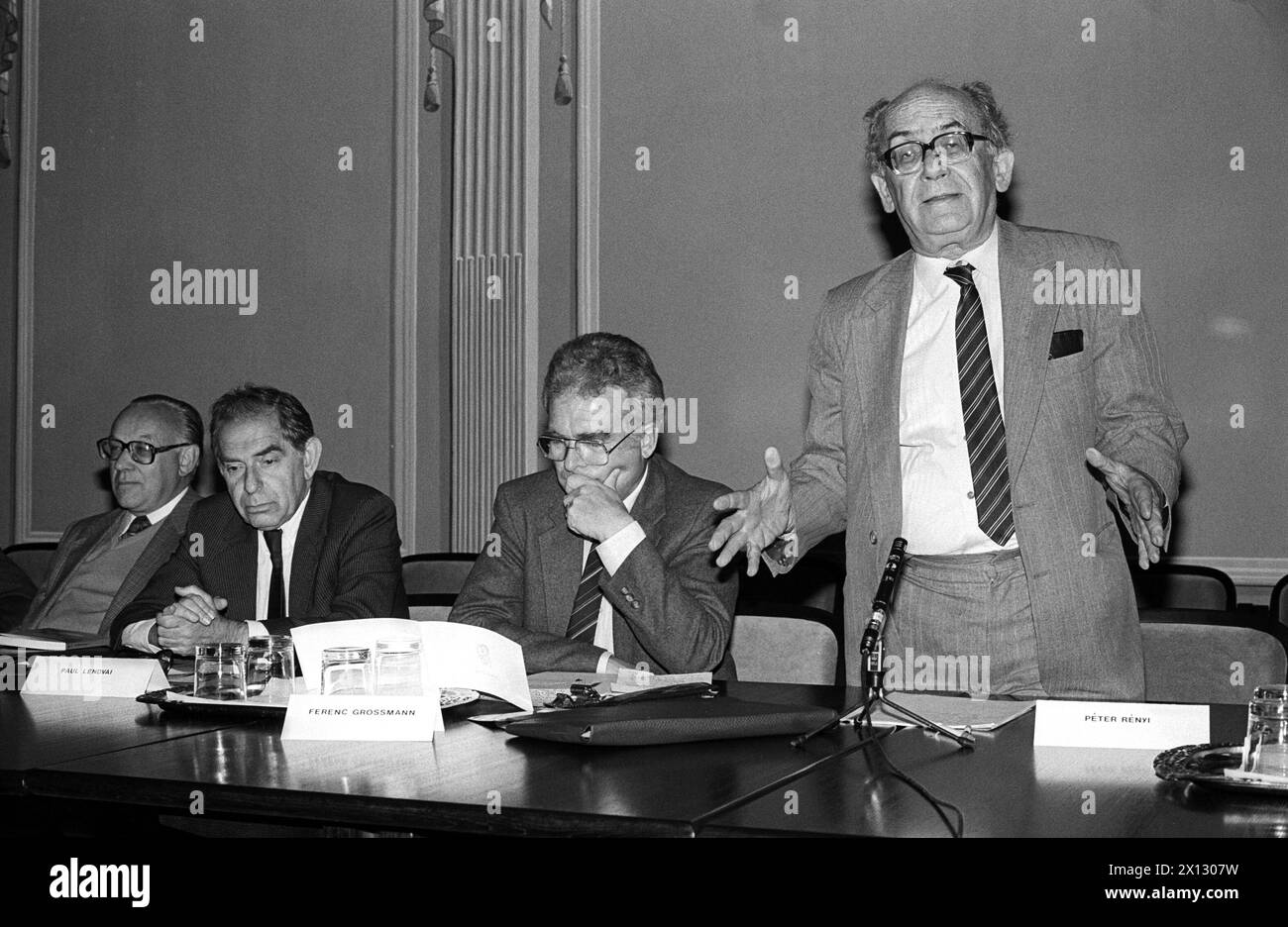 Le développement de la Hongrie dans les années à partir de 1956-1986 a fait l'objet d'une table ronde à l'Acadamy autrichien des Sciences à Vienne le 15 octobre 1986 : les photos montrent (l-R): politologue Norbert Leser, Paul Lendvai (de l'ORF), économiste Ferenc Grossmann du Collegium Hungaricum et rédacteur en chef adjoint du journal hongrois Népszabadság, Péter Rényi. - 19861015 PD0002 - Rechteinfo : droits gérés (RM) Banque D'Images