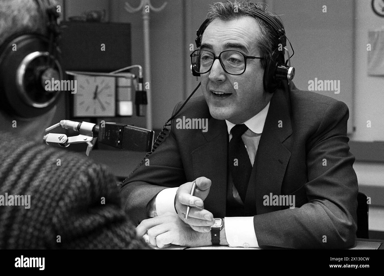 Le vice-chancelier fédéral autrichien et président de l'OEVP, Alois Mock, donne une interview à la radio belge RTBFI à Vienne le 9 novembre 1987. L'interview concernait l'Europalia à Bruxelles et a été diffusée en direct dans la salle EG à Bruxelles. - 19861109 PD0005 - Rechteinfo : droits gérés (RM) Banque D'Images