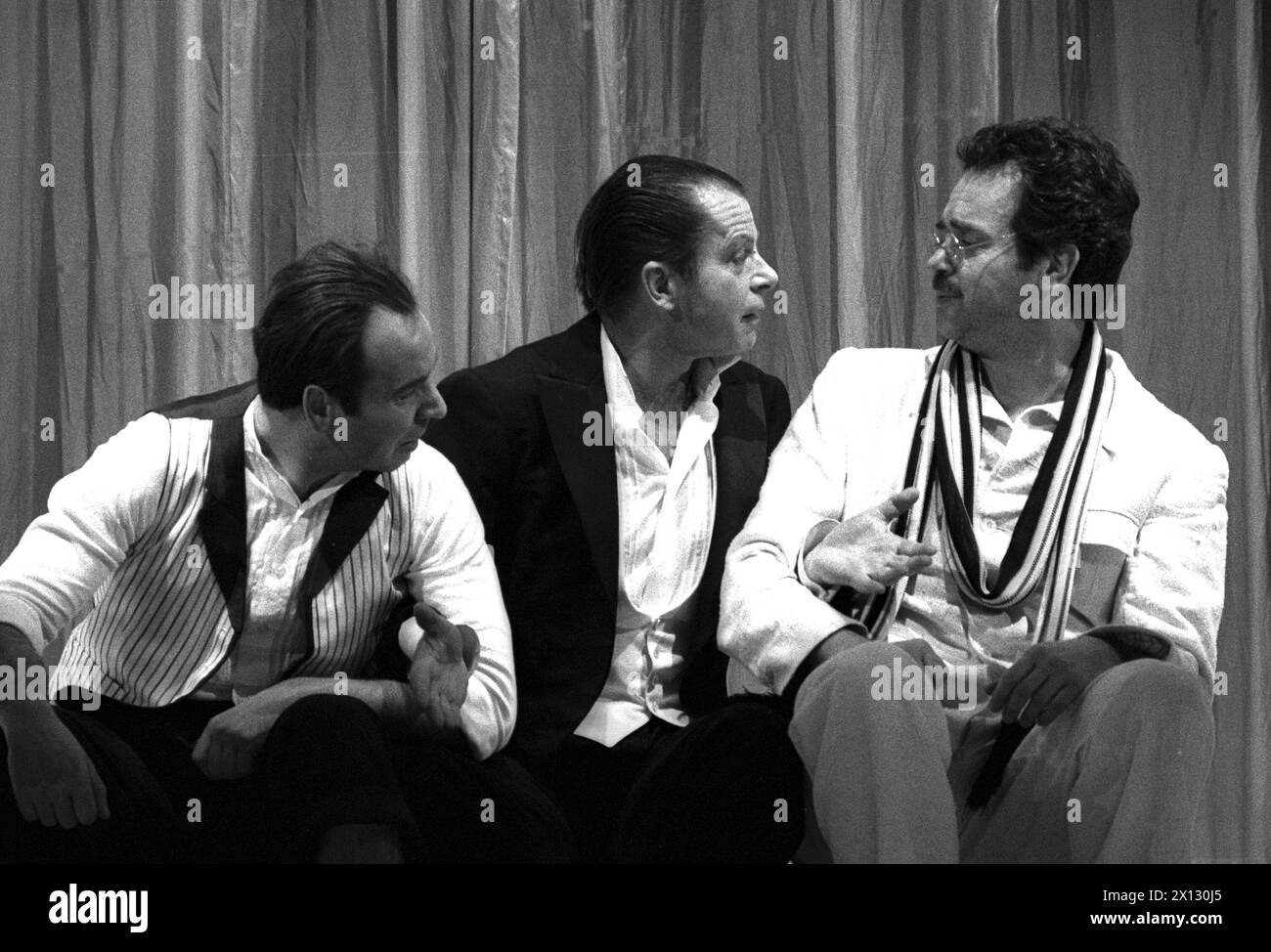 La photo prise le 16 décembre 1986 montre une scène de la première de la "Comédie des erreurs" de Shakespeare dans le "Theater in der Josefstadt" de Vienne, avec les acteurs autrichiens Werner Friedl, Albert Rueprecht et Christian Futterknecht. - 19861216 PD0003 - Rechteinfo : droits gérés (RM) Banque D'Images