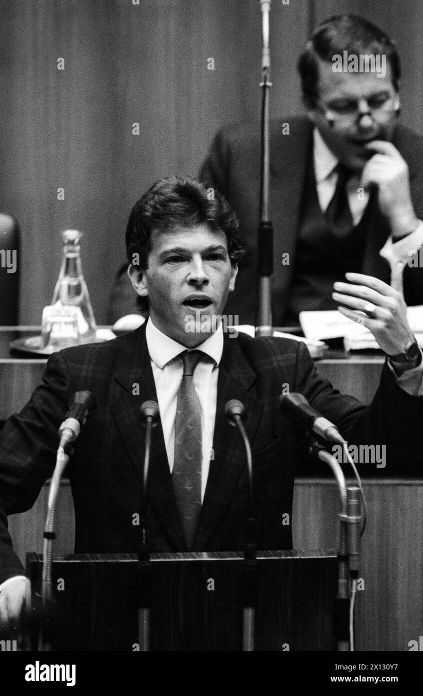 Joerg Haider, chef du Parti autrichien de la liberté (FPOE), lors de son discours dans le cadre d'un débat budgétaire au parlement autrichien à Vienne le 20 mars 1987. Il a déclaré que le gouvernement de coalition entre le Parti social-démocrate autrichien et le Parti populaire autrichien avait commencé de manière forte mais s'était beaucoup affaibli. En arrière-plan, on peut voir le chancelier Franz Vranitzky. - 19870320 PD0007 - Rechteinfo : droits gérés (RM) Banque D'Images
