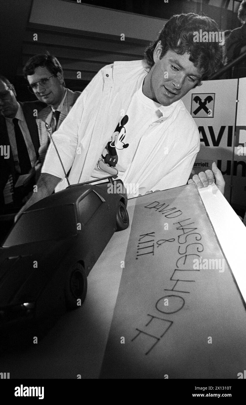 La photo prise le 4 avril 1987 à l'occasion de l'ouverture de la tournée autrichienne de David Hasselhoff à Vienne montre la star de la série télévisée 'Knightrider' regardant une tarte qui lui est dédiée et à sa voiture magique. - 19870404_PD0007 - Rechteinfo : droits gérés (RM) Banque D'Images