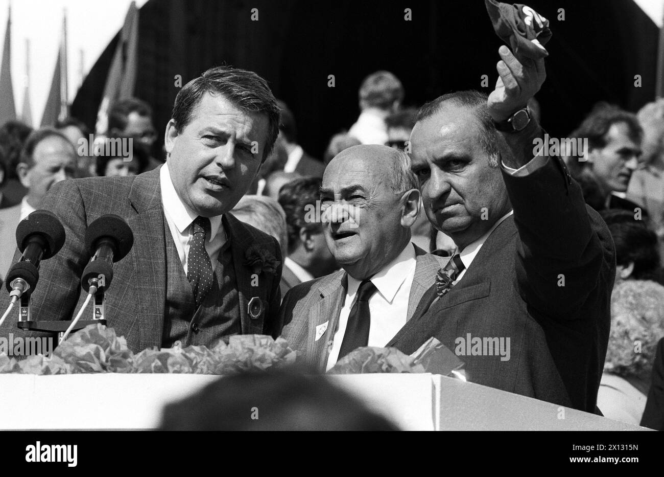 La photo a été prise le 1er mai 1987 à Vienne et montre le chancelier autrichien Franz Vranitzky, le président du Congrès des syndicats autrichiens (OEGB) Anton Benya et le chef du Parti socialiste autrichien Fred Sinowatz (F.l.t.r.). - 19870501 PD0006 - Rechteinfo : droits gérés (RM) Banque D'Images