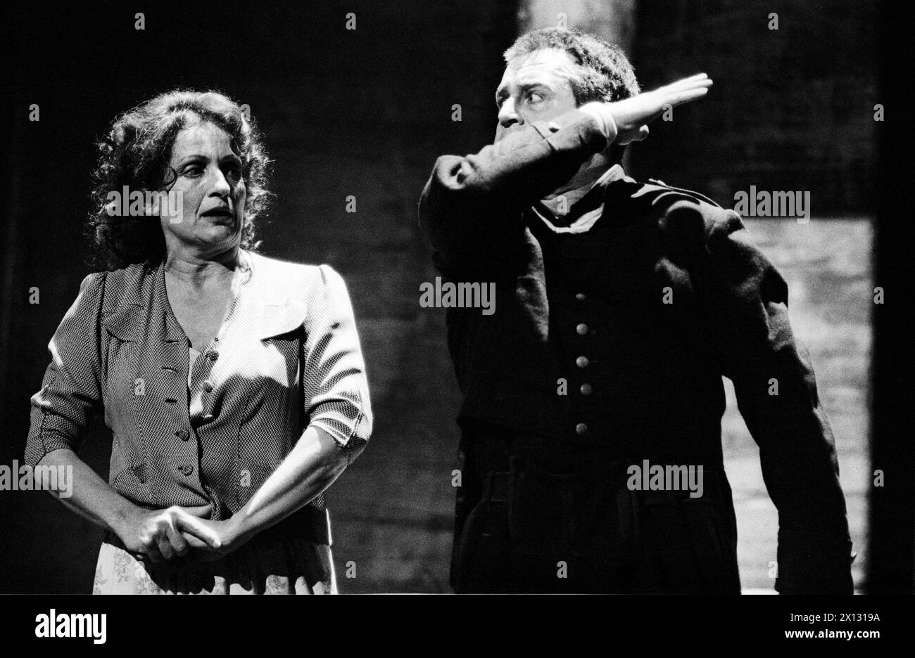 La photo a été prise le 9 juin 1987 à l'occasion de la création prochaine de la mise en scène par Adolf Dresen de 'Wozzeck' d'Alban Berg à l'Opéra d'État de Vienne et montre Hildegard Behrens dans le rôle de 'Marie' (à gauche) et Franz Grundheber dans le rôle de 'Wozzeck' (à droite). - 19870609 PD0005 - Rechteinfo : droits gérés (RM) Banque D'Images
