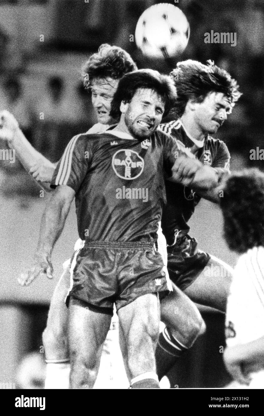 La photo a été prise le 15 septembre 1987 à l'occasion du match de la Coupe de l'UEFA Austria Memphis vs Bayer Leverkusen et montre l'autrichien Peter Webora (g.) combattant pour le ballon contre Thomas Moerster (M.) et Falko Goetz (d.) de Leverkusen. - 19870915 PD0007 - Rechteinfo : droits gérés (RM) Banque D'Images