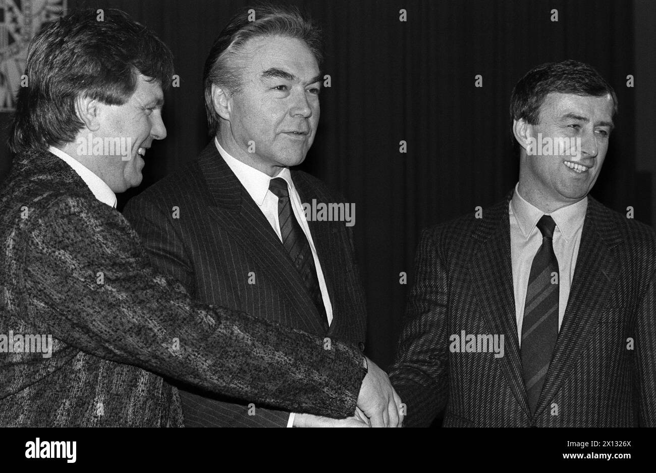 Le 23 décembre 1987, Josef Hickersberger a été présenté comme nouvel entraîneur de l'équipe nationale autrichienne de football. Sur la photo (F.l.t.r.) : le gardien-entraîneur Friedl Concilia, le président de l'OEFB Beppo Mauhart et Josef Hickersberger après la conférence de presse au Musée du tabac de Vienne. - 19871223 PD0007 - Rechteinfo : droits gérés (RM) Banque D'Images