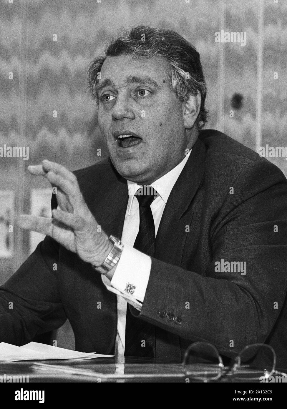 Vienne, le 27 janvier 1988 : le ministre autrichien des industries d'Etat Rudolf Streicher dans le cadre d'une conférence de presse, concernant l'affaire Noricum et les activités environnementales de l'OEIAG-Concern (Agence autrichienne de holding et de privatisation). - 19880127 PD0005 - Rechteinfo : droits gérés (RM) Banque D'Images