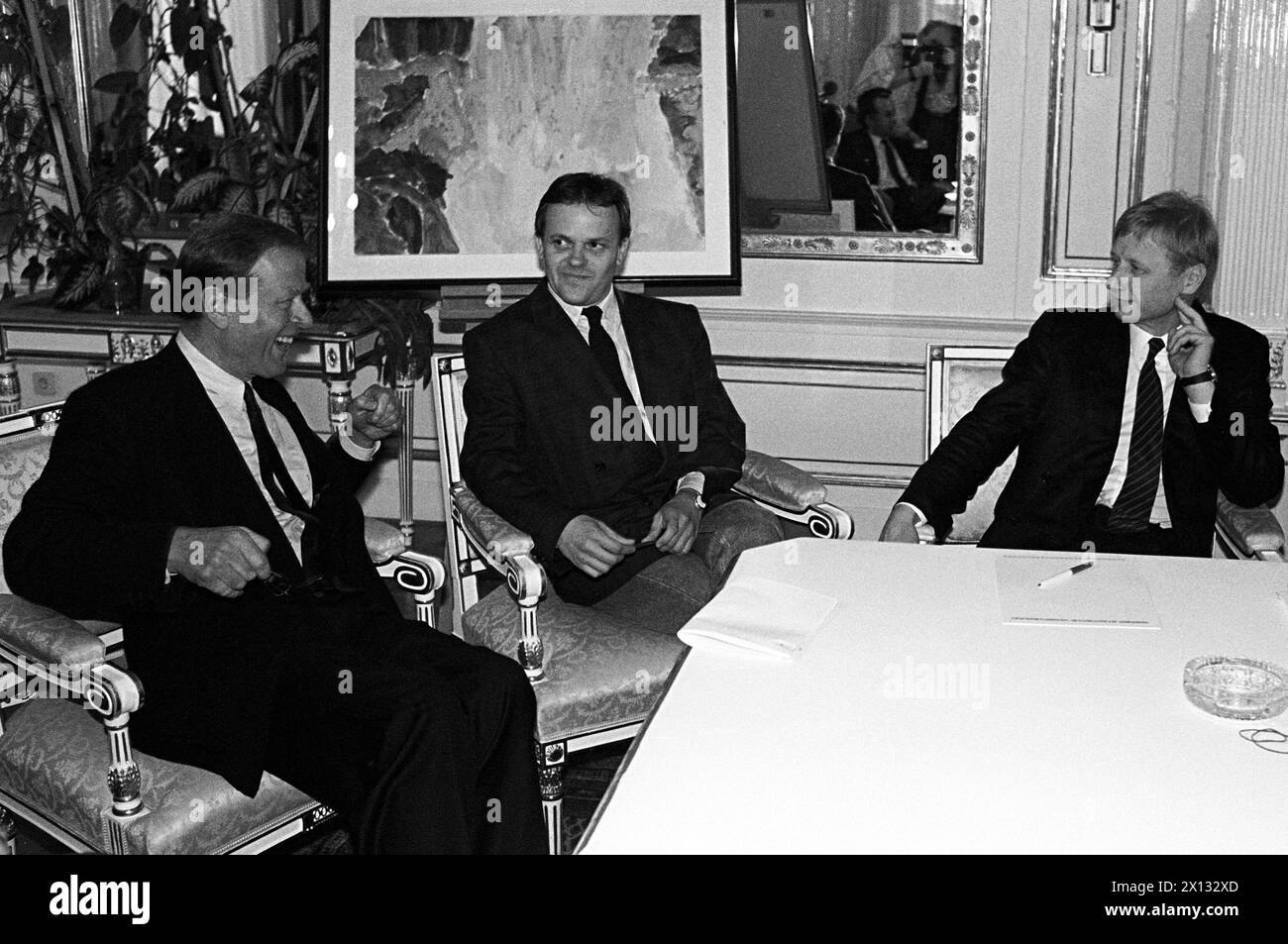 Vienne le 16 juin 1988 : (f.l.t.r.) Claus Peymann, directeur du Burgtheater de Vienne, Robert Meyer et Franz Morak lors d'une discussion, concernant les conflits dans le Burgtheater. - 19880616 PD0006 - Rechteinfo : droits gérés (RM) Banque D'Images