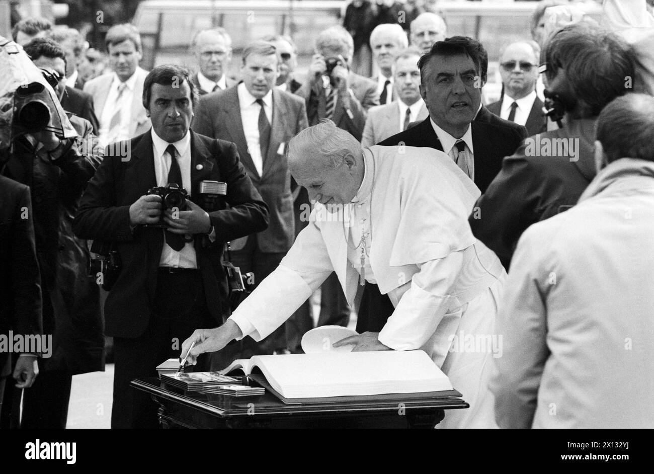 Le pape Jean-Paul Ier Arrivé dans l'après-midi du 23.06.1988 pour une visite de cinq jours en Autriche. (OPS.) Au pont de Marie sur le canal du Danube, le maire de Vienne, Helmut Zilk (derrière le Pape) a accueilli le Saint-Père qui a inscrit son nom dans le Livre d'Or de Vienne. - 19880623 PD0013 - Rechteinfo : droits gérés (RM) Banque D'Images Le pape Jean-Paul Ier Arrivé dans l'après-midi du 23.06.1988 pour une visite de cinq jours en Autriche. (OPS.) Au pont de Marie sur le canal du Danube, le maire de Vienne, Helmut Zilk (derrière le Pape) a accueilli le Saint-Père qui a inscrit son nom dans le Livre d'Or de Vienne. - 19880623 PD0013 - Rechteinfo : droits gérés (RM) Banque D'Images