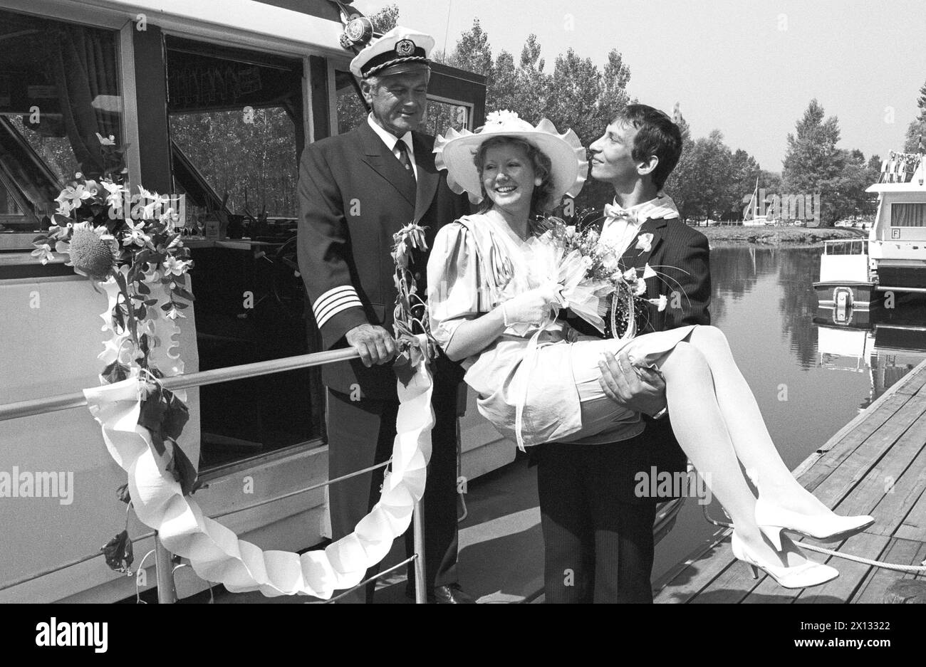 Purbach, Autriche, le 8 août 1988 : cinq couples se sont mariés spontanément sur un bateau d'excursion du capitaine Otmar Prinz (L.). - 19880808 PD0002 - Rechteinfo : droits gérés (RM) Banque D'Images