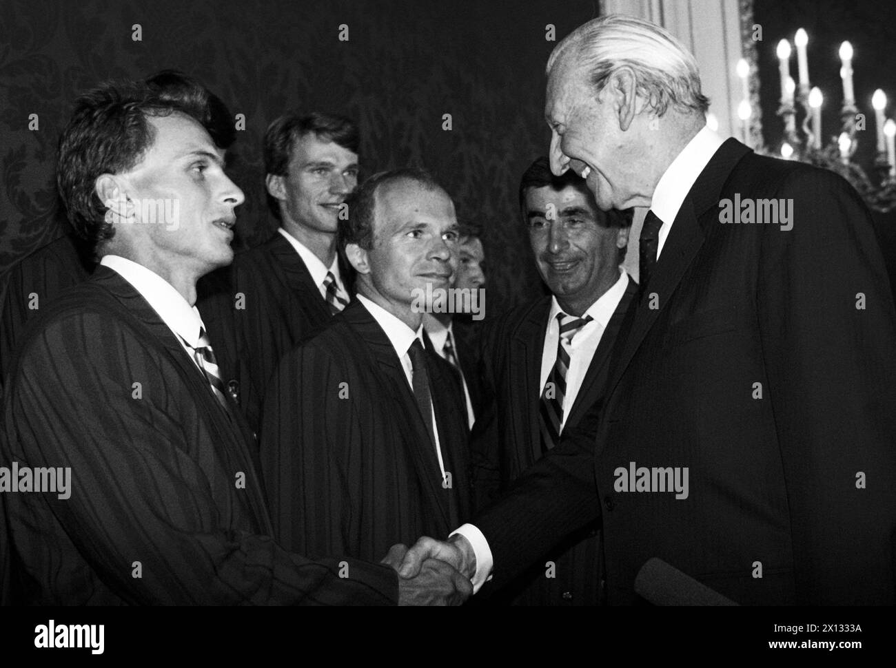 Vienne le 1er septembre 1988 : le président fédéral autrichien, Dr Kurt Waldheim (à droite), accueille l'équipe autrichienne pour les Jeux Olympiques de Séoul. Sur la photo : Waldheim serre la main au sprinter Andreas Berger. - 19880901 PD0003 - Rechteinfo : droits gérés (RM) Banque D'Images