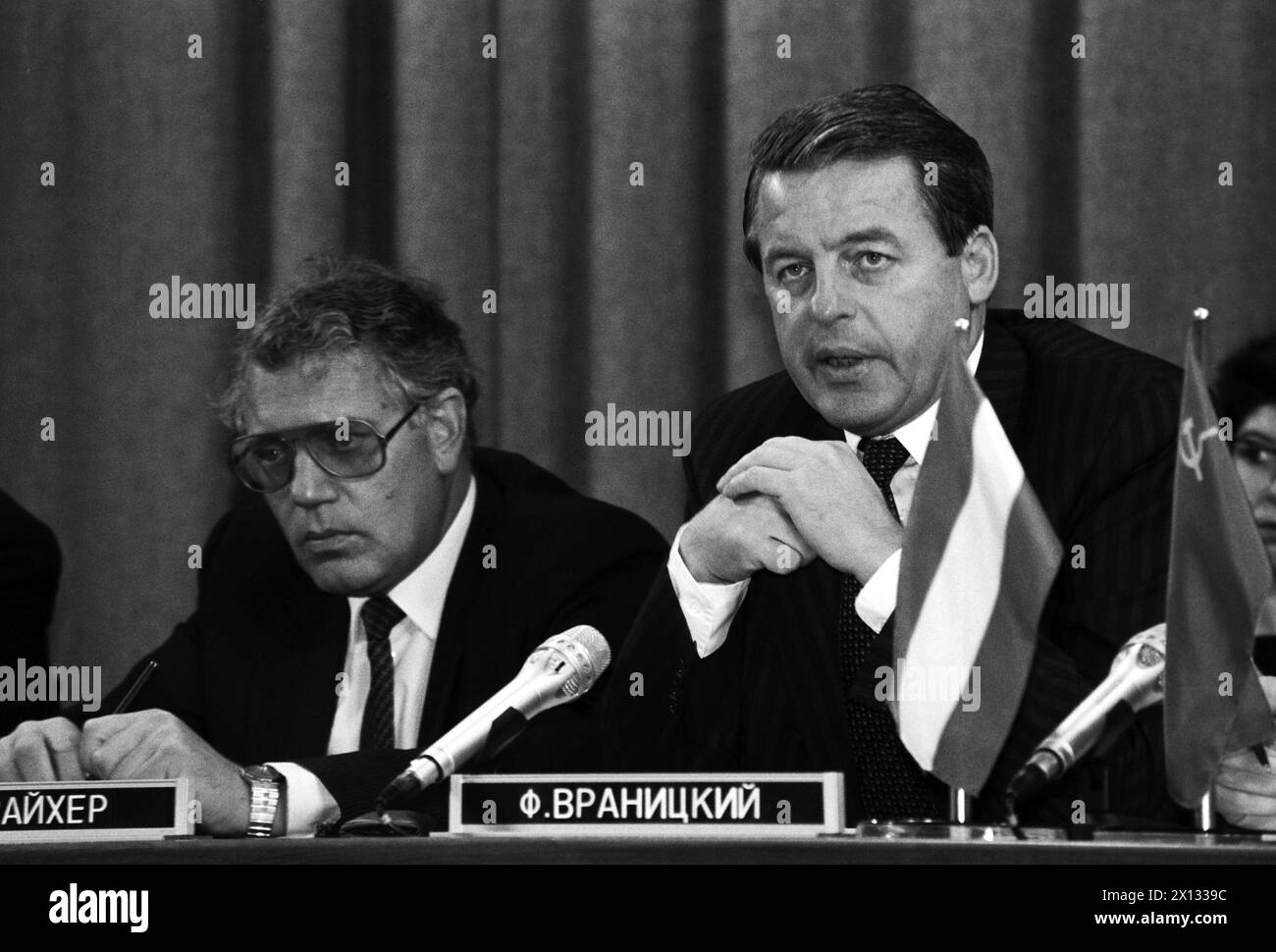 Le chancelier autrichien Franz Vranitzky (à droite) en visite en URSS, est photographié ici avec le ministre autrichien de la circulation et de l'industrie publique, Rudolf Streicher (à gauche), lors de discussions économiques dans le centre de presse du ministère soviétique des Affaires étrangères à Moscou le 12 octobre 1988. - 19881012 PD0005 - Rechteinfo : droits gérés (RM) Banque D'Images