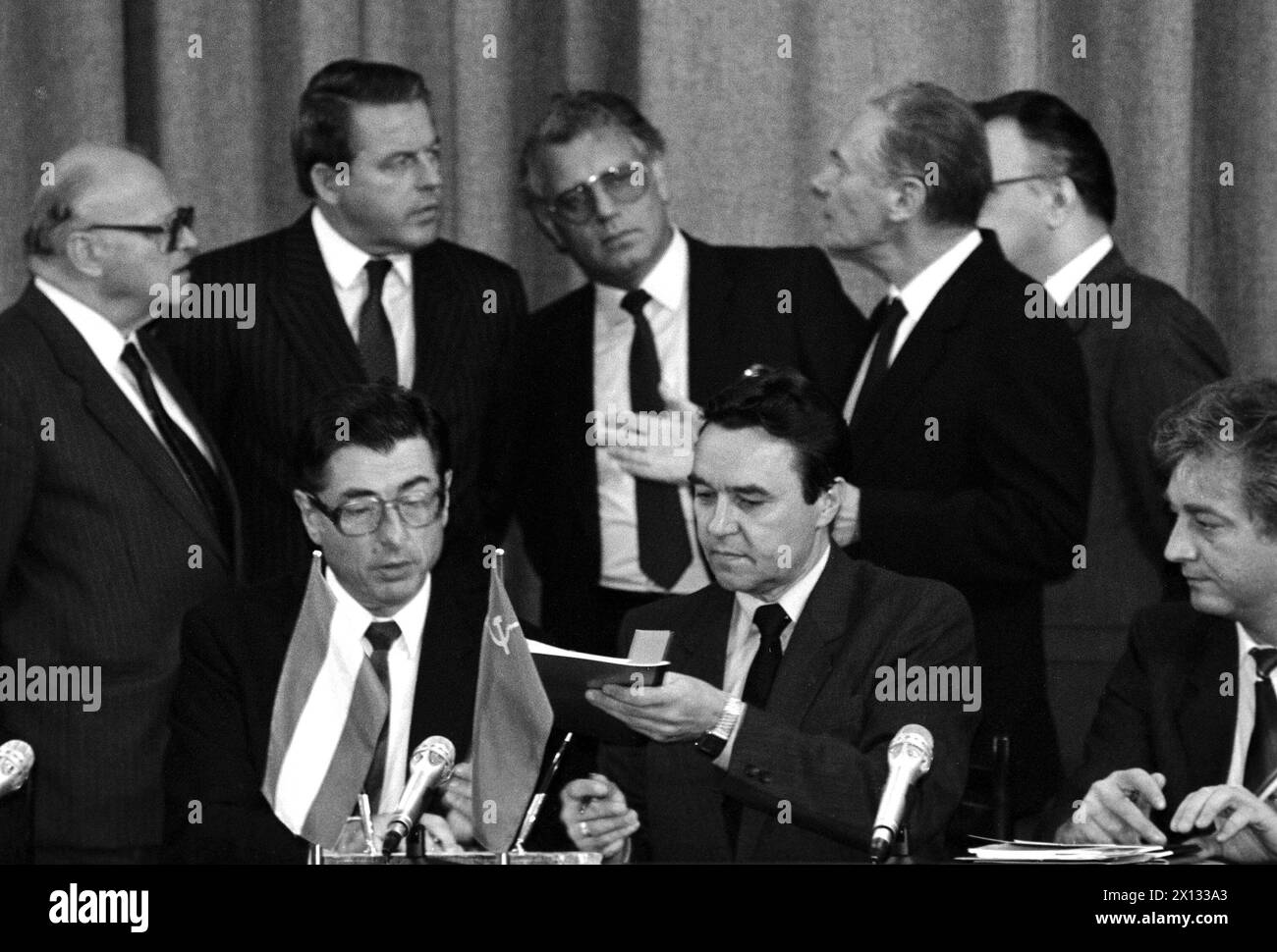 Moscou le 12 octobre 1988 : le chancelier fédéral autrichien Dr Franz Vranitzky (c.l., debout), le ministre Rudolf Streicher (c.r., debout) et le directeur général de VOEST Alpine Stahl AG, Ludwig Bogdandy (g., assis) lors d'une visite à Moscou, où ils ont signé plusieurs accords économiques. - 19881012 PD0006 - Rechteinfo : droits gérés (RM) Banque D'Images