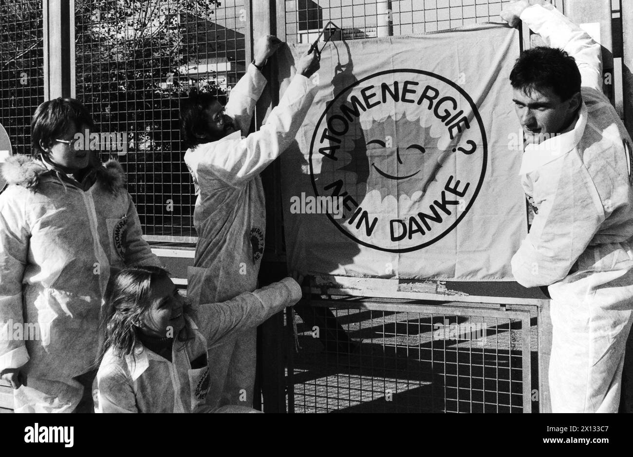 Cinq activistes anti-atomes installent un transparent à la clôture autour de la centrale nucléaire de Zwentendorf le 5 novembre 1988. Ils voulaient accélérer la vente ou la réaffectation de la centrale. - 19881105 PD0009 - Rechteinfo : droits gérés (RM) Banque D'Images