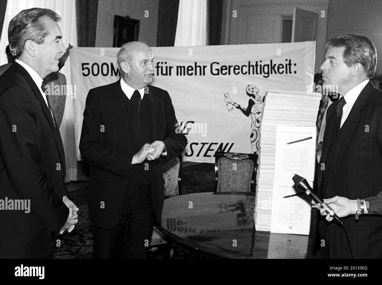 L'évêque de Vienne Florian Kuntner (c.) remet une pétition de 800,000 signatures au chancelier fédéral autrichien Franz Vranitzky (à droite) et au vice-chancelier Alois Mock le 6 décembre 1988. La pétition réclame 500 millions de Schillings autrichiens par an pour le budget de l'aide au développement. - 19881206 PD0008 - Rechteinfo : droits gérés (RM) Banque D'Images