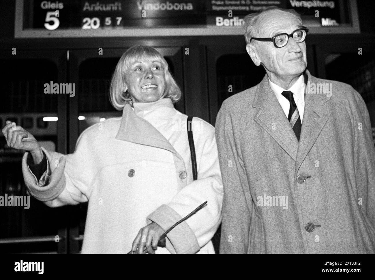 Vienne le 06.12.1988, l'ancien ministre tchécoslovaque des Affaires étrangères pendant la période de réforme du printemps de Prague de 1968, Jiri Hajek, l'un des principaux dissidents du pays, est arrivé à Vienne pour son premier voyage à l'extérieur du pays en 20 ans, a reçu la permission de quitter la Tchécoslovaquie pendant des jours. Photo : Jiri Hayek (à droite) est arrivé à Vienne en train, accompagné de sa femme Maria (à gauche). - 19881206_PD0012 - Rechteinfo : droits gérés (RM) Banque D'Images